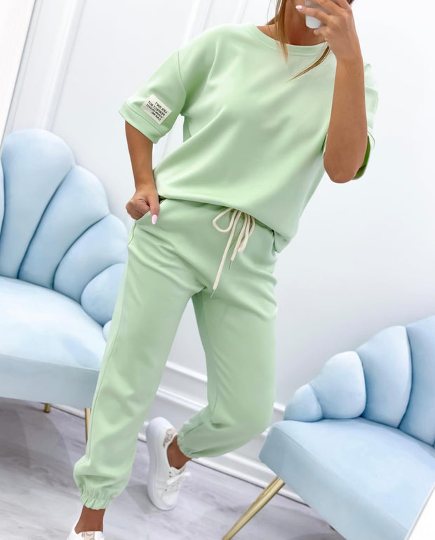 Ensemble décontracté femme avec top uni et pantalon