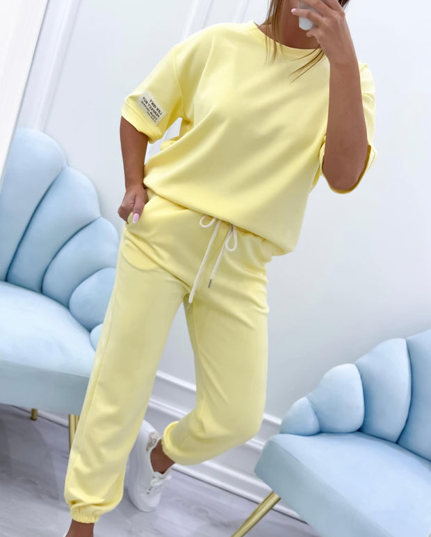 Ensemble décontracté femme avec top uni et pantalon